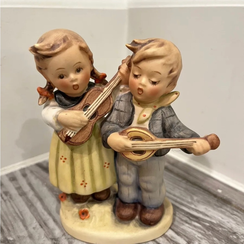 HUMMEL Figurine HAPPY DAYS 150 2/0 TMK-2. Made between 1950-1955.